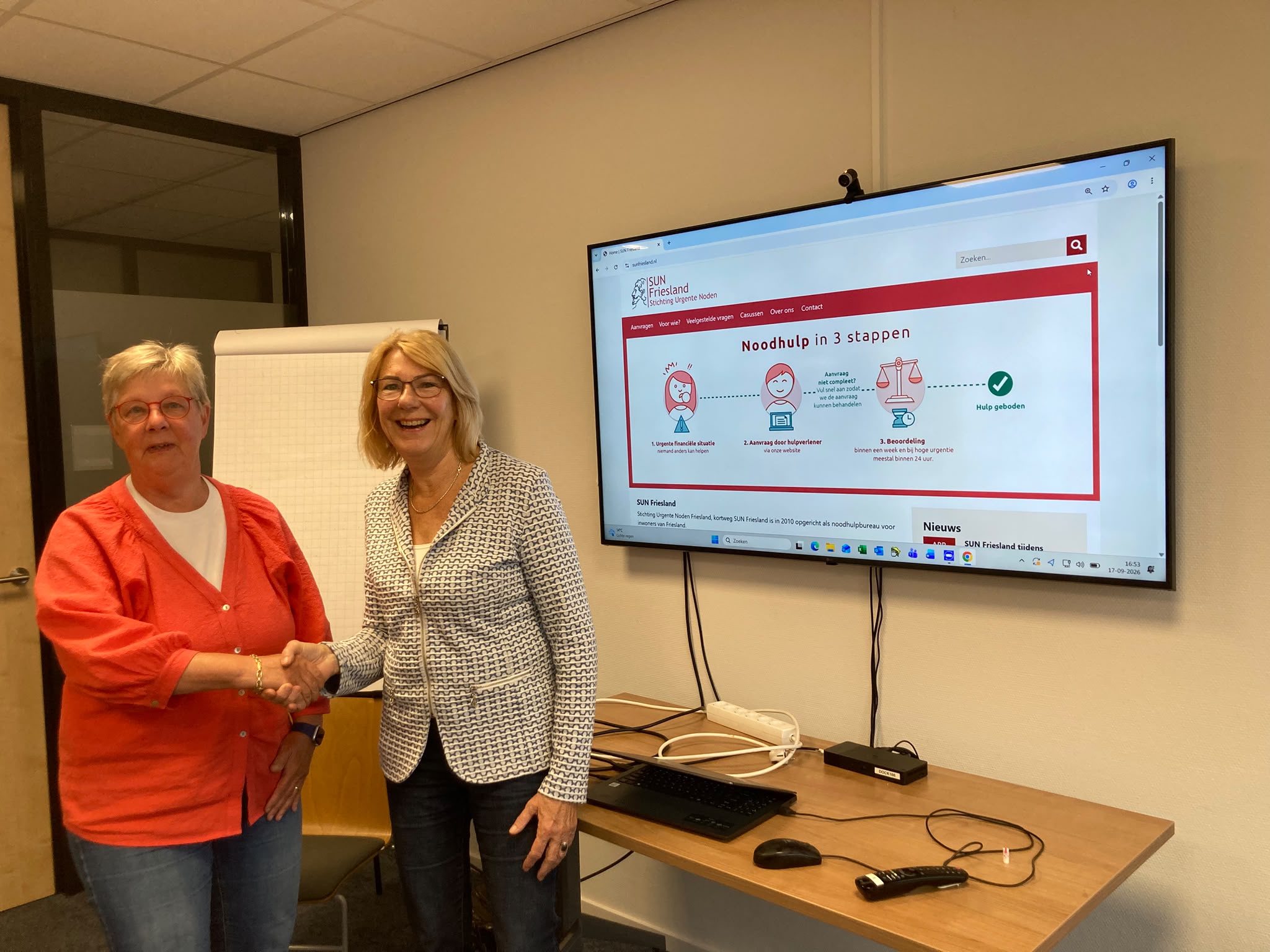 Links Hetty Janssen, met naast haar de nieuwe SUN Friesland voorzitter Eline de Koning. Foto SUN Friesland